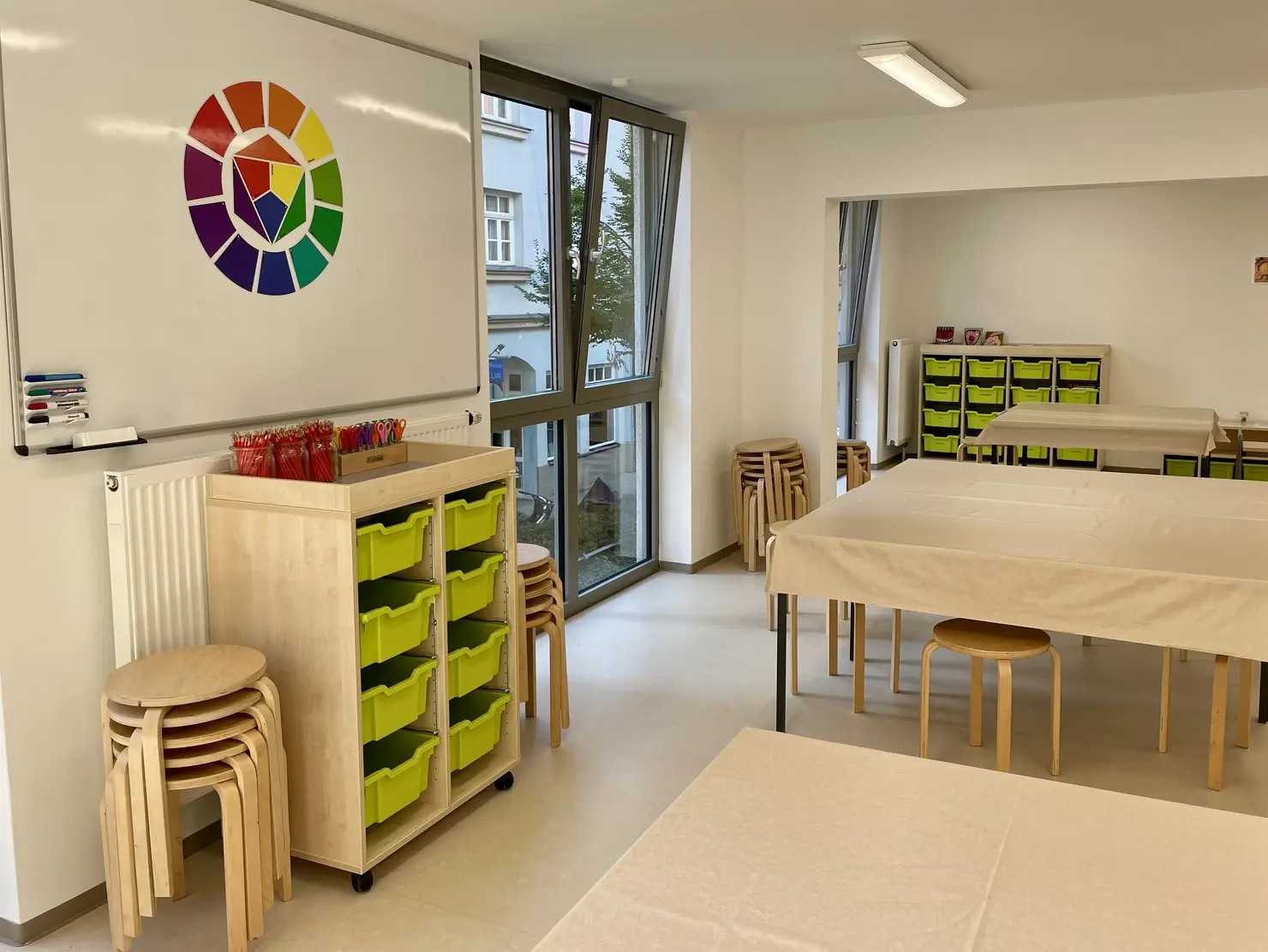 er KunstWerkRaum mit Tischen und Material