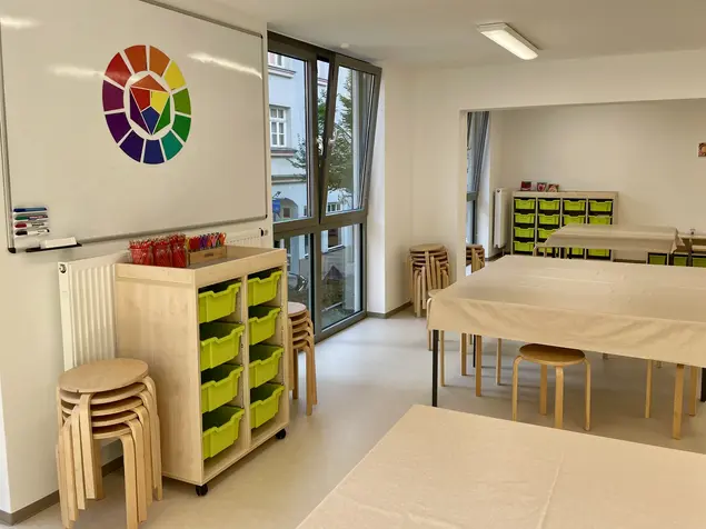 er KunstWerkRaum mit Tischen und Material