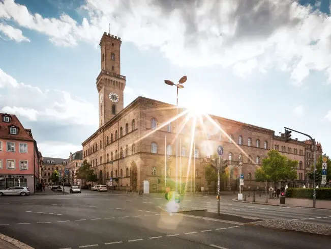 Rathaus mit Sonne Rathausansicht im Sonnenschein