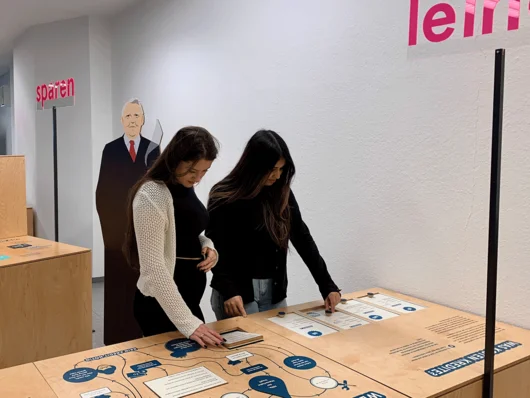 Zwei Schülerinnen testen einen Teil der Ausstellung. Klick öffnet die Meldung.