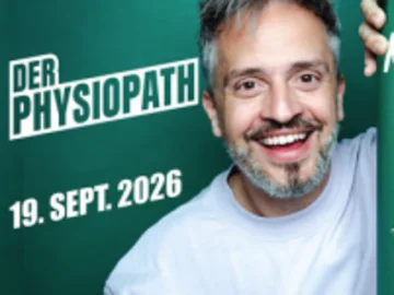 Frederic Newnham mit weißem T-Shirt vor grünem Hintergrund mit Text 'DER PHYSIOPATH'