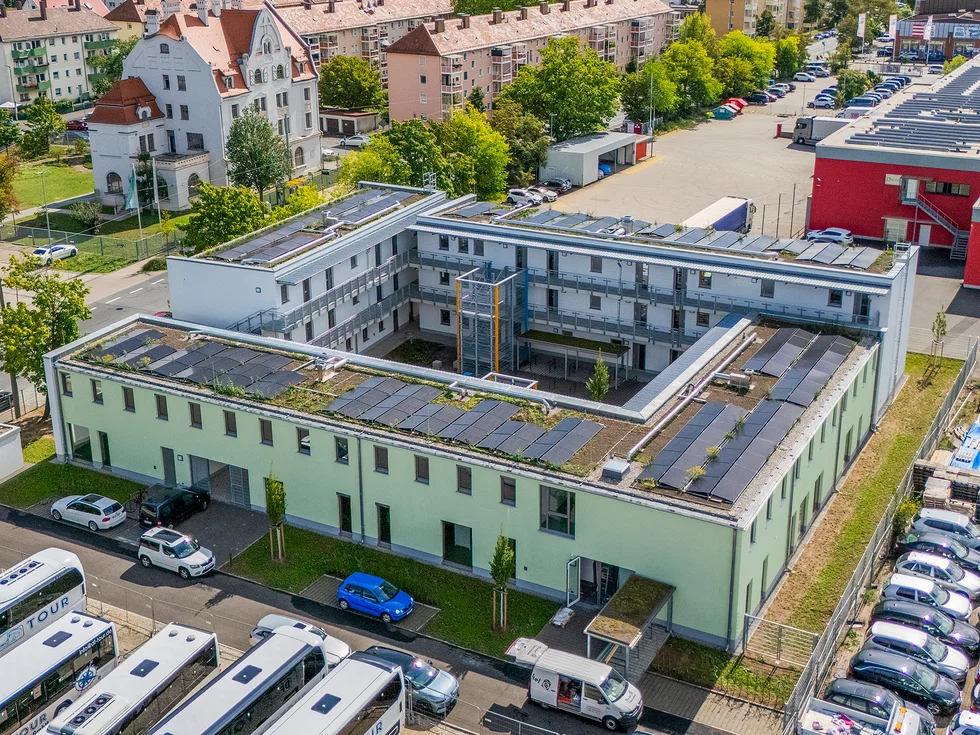 Dohnenaufnahme von oben auf den Gebäudekomplex mit Innenhof.