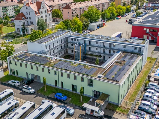 Dohnenaufnahme von oben auf den Gebäudekomplex mit Innenhof. Klick öffnet die Meldung.