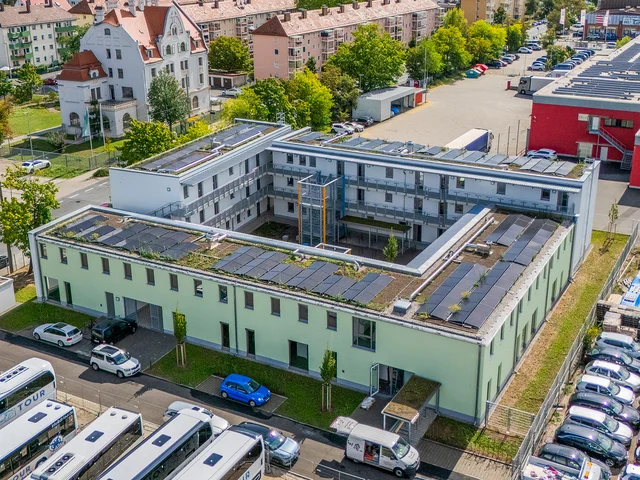 Dohnenaufnahme von oben auf den Gebäudekomplex mit Innenhof. Klick öffnet die Meldung.