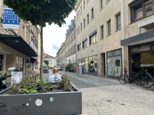 Moststraße mit Pflanztrog. Klick öffnet die Meldung.