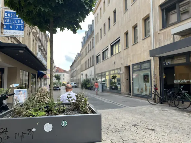 Moststraße mit Pflanztrog. Klick öffnet die Meldung.