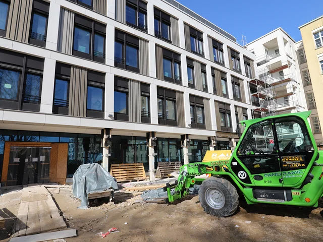 Baustelle und ein Bagger vor dem unfertigen Neubau am Klinikum. Klick öffnet die Meldung.