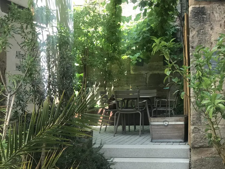 Außenbereich des Mary S. Rosenberg Cafés mit Blick in den Alfred Heilbronn Museumsgarten