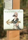 Wegweiser zum Waldlehrpfad