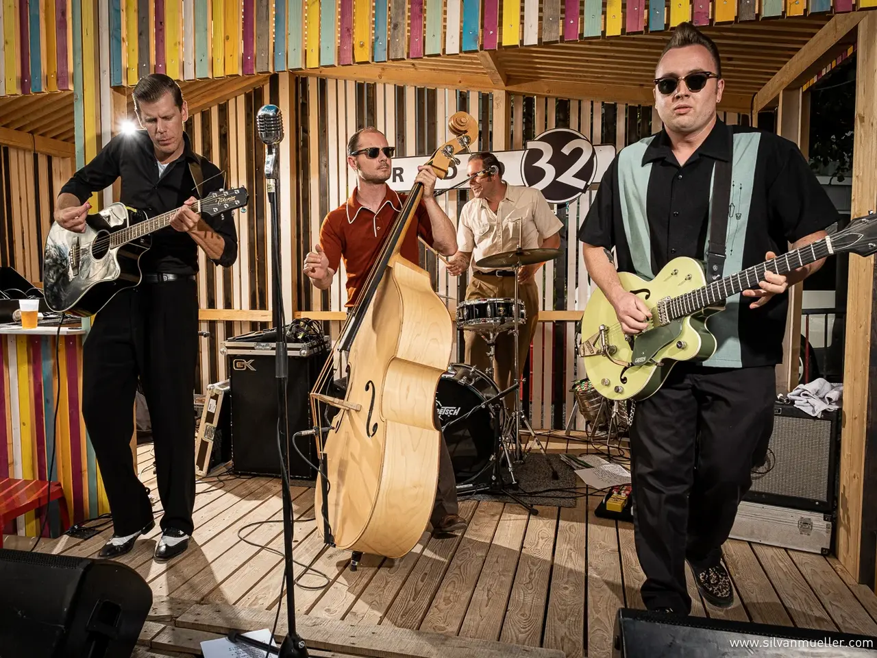 Die drei Bandmitglieder von The Royal Flush mit ihren Instrumenten; Klick öffnet Bild in größerer Darstellung. 