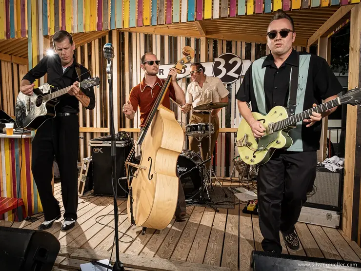 Die drei Bandmitglieder von The Royal Flush mit ihren Instrumenten; Klick auf Bild öffnet Veranstaltungshinweis.