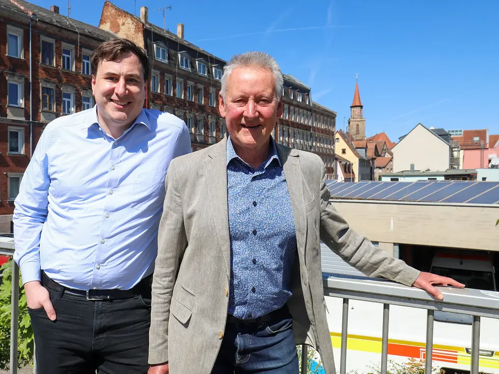 Jung und Lange vor dem mit Solaranlage ausgestattetem BRK-Gebäude. Klick öffnet Bild in größerer Ansicht.