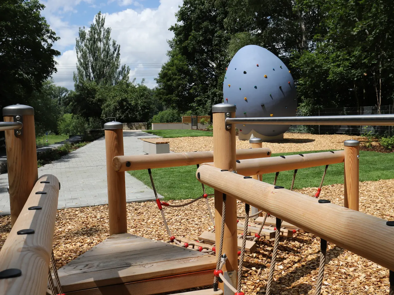 Spielplatz in der Dambacher Straße Gerüst und "Kletter-Ei" auf dem Spielplatz in der Dambacher Straße