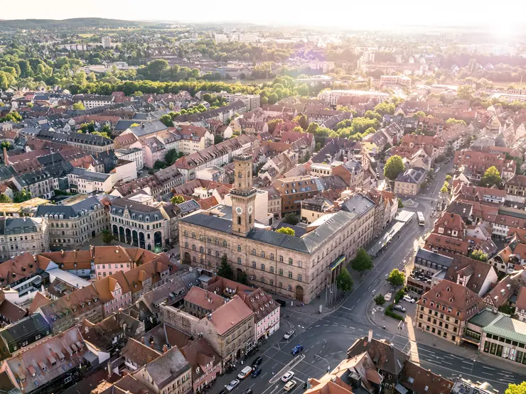 Blick von schräg oben auf das Fürther Rathaus