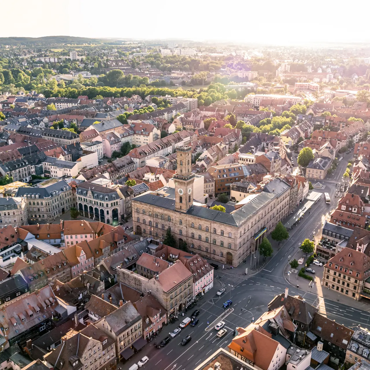 Blick von schräg oben auf das Fürther Rathaus