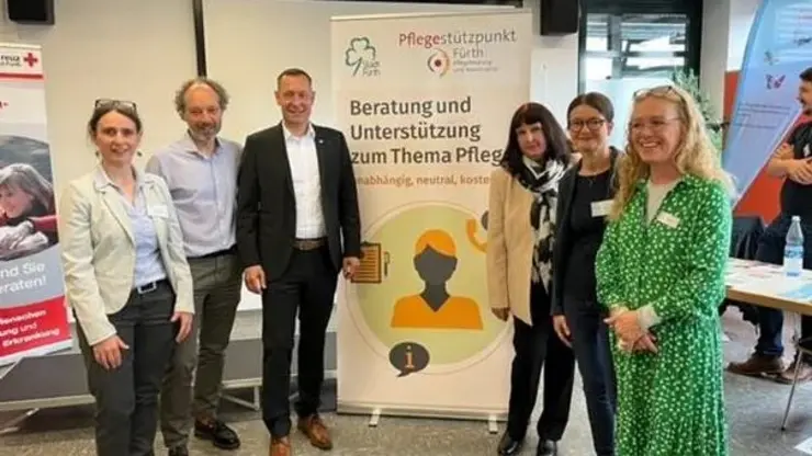 Das Team des Pflegestützpunktes präsentiert sich mit einem Aufsteller am Tag der Pflege