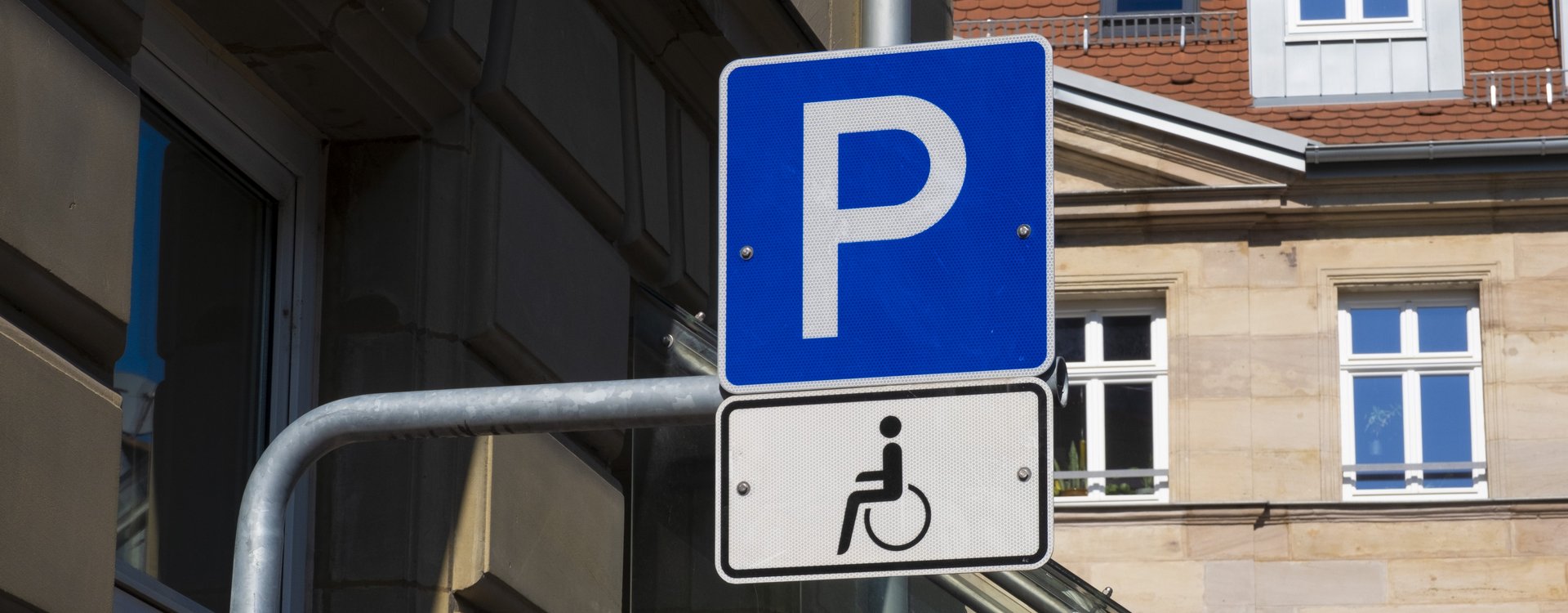 Behindertenparkplätze Parken-Verkehrsschild mit Behindertenzeichen