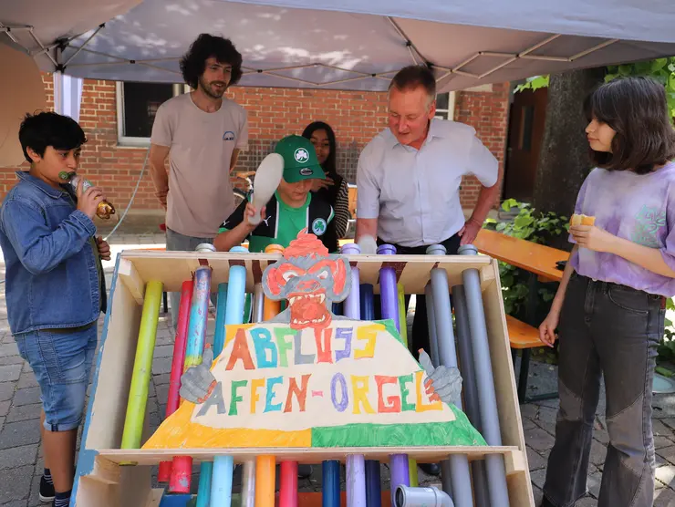 Teilnehmende und OB Jung an einem Stand der Kinderkirchweih; Klick auf Bild öffnet Veranstaltungshinweis.