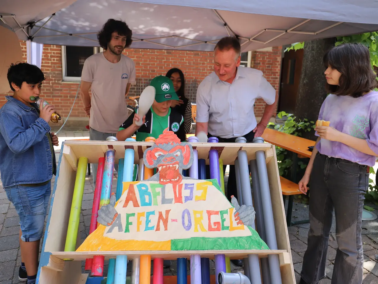 Teilnehmende und OB Jung an einem Stand der Kinderkirchweih; Klick auf Bild vergrößert die Darstellung.