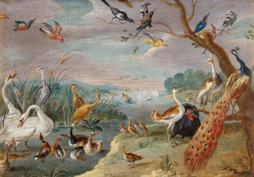 Landschaft mit See, verschiedenen Wasservögeln und einem Pfau auf einem Baumstamm