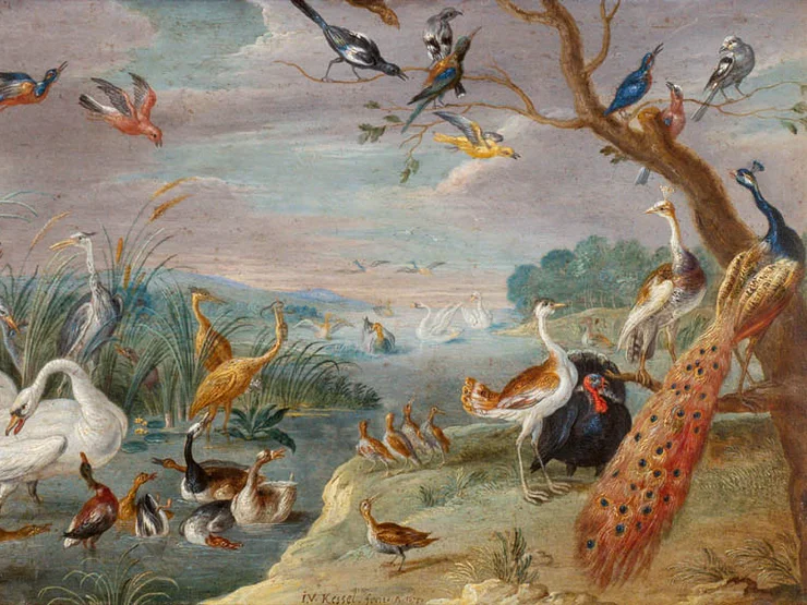 Landschaft mit See, verschiedenen Wasservögeln und einem Pfau auf einem Baumstamm