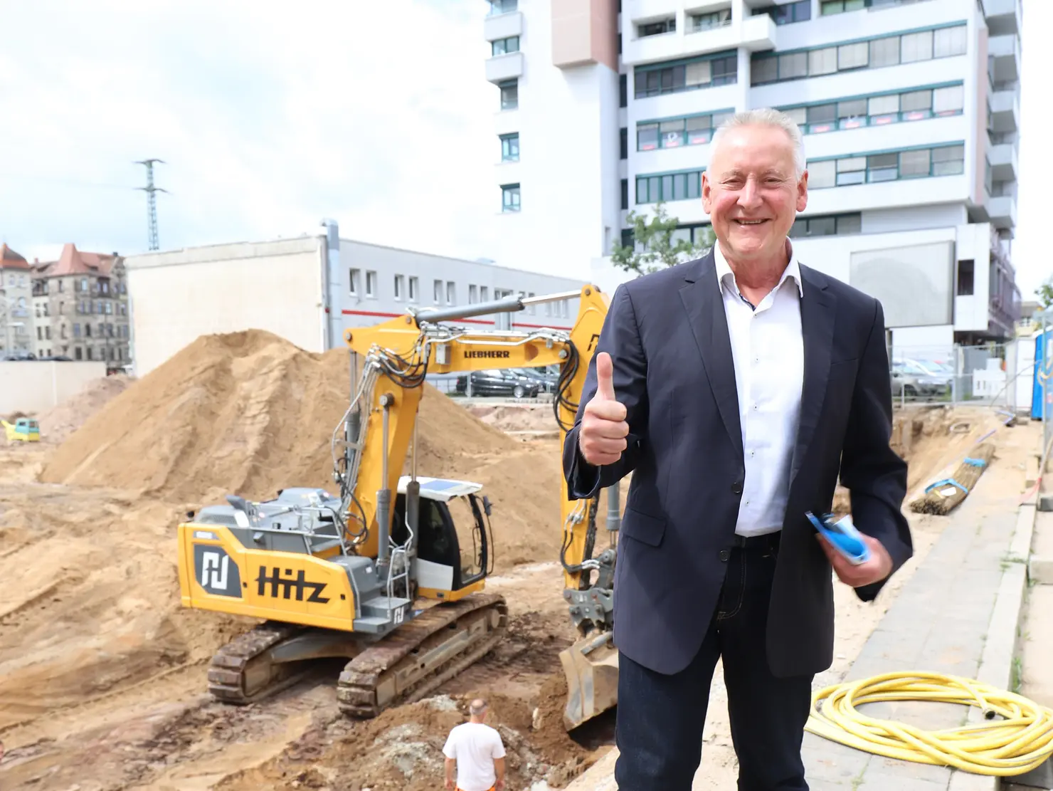 Jung vor der Baustelle.