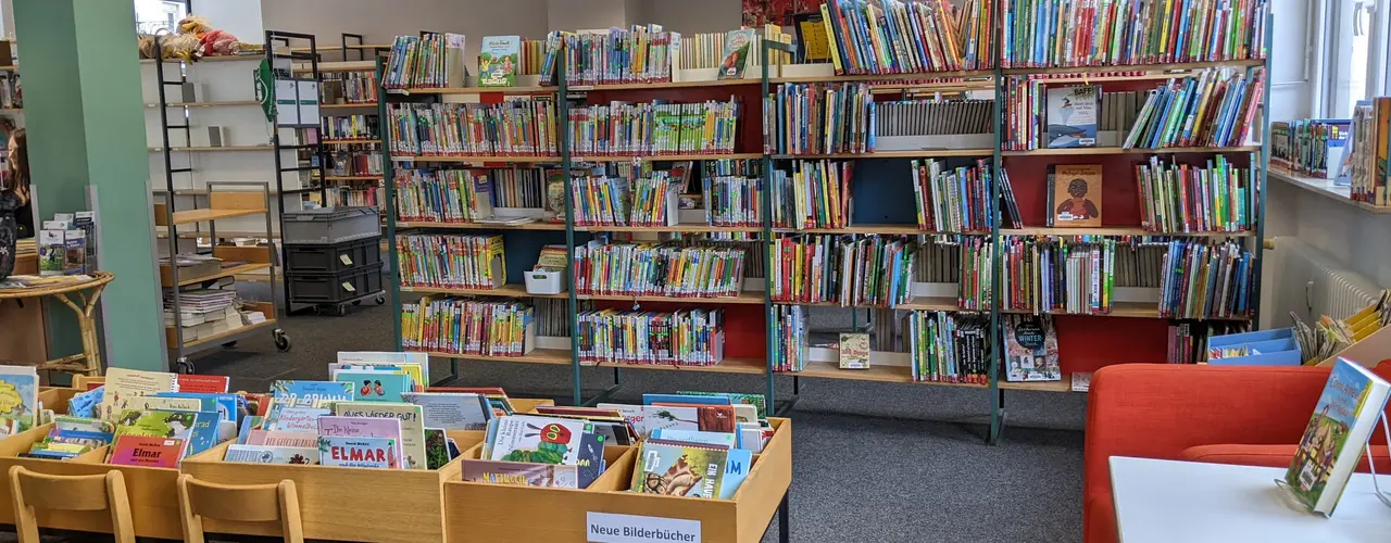 Innennsicht der Zweigstelle Stadeln mit zahlreichen Bücherregalen