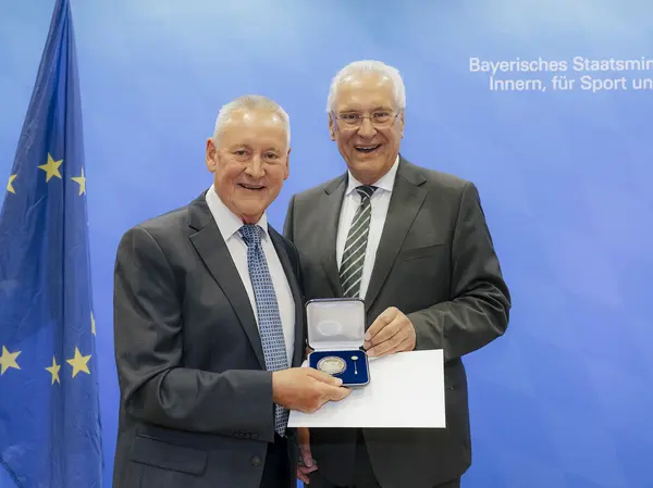 Herrmann und Jung zeigen die Verdienstmedaille. Klick öffnet Bild in größerer Ansicht. 