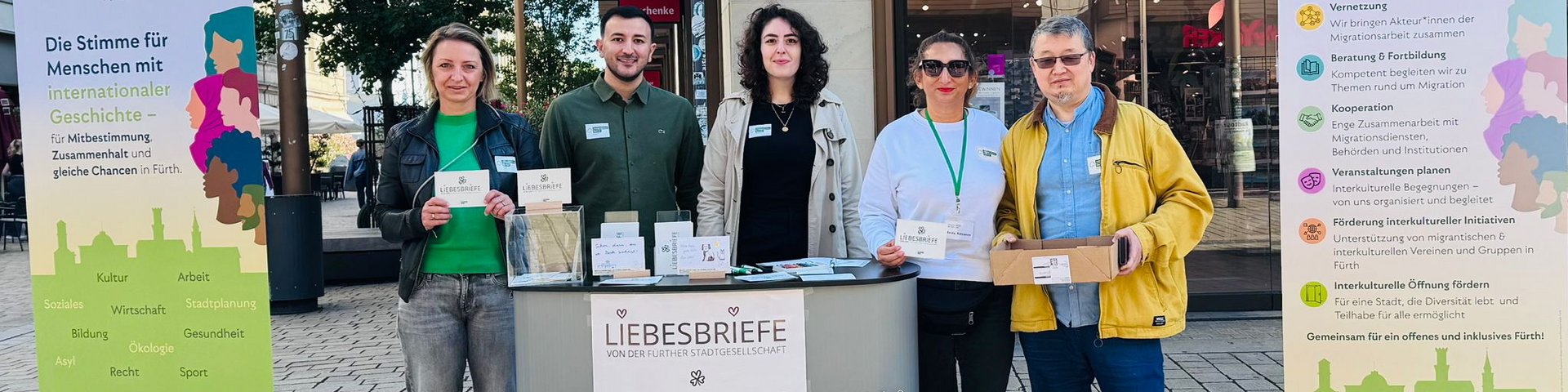 Mitglieder des Integrationsbeirates in der Innenstand am Stand zur Liebesbriefaktion. 