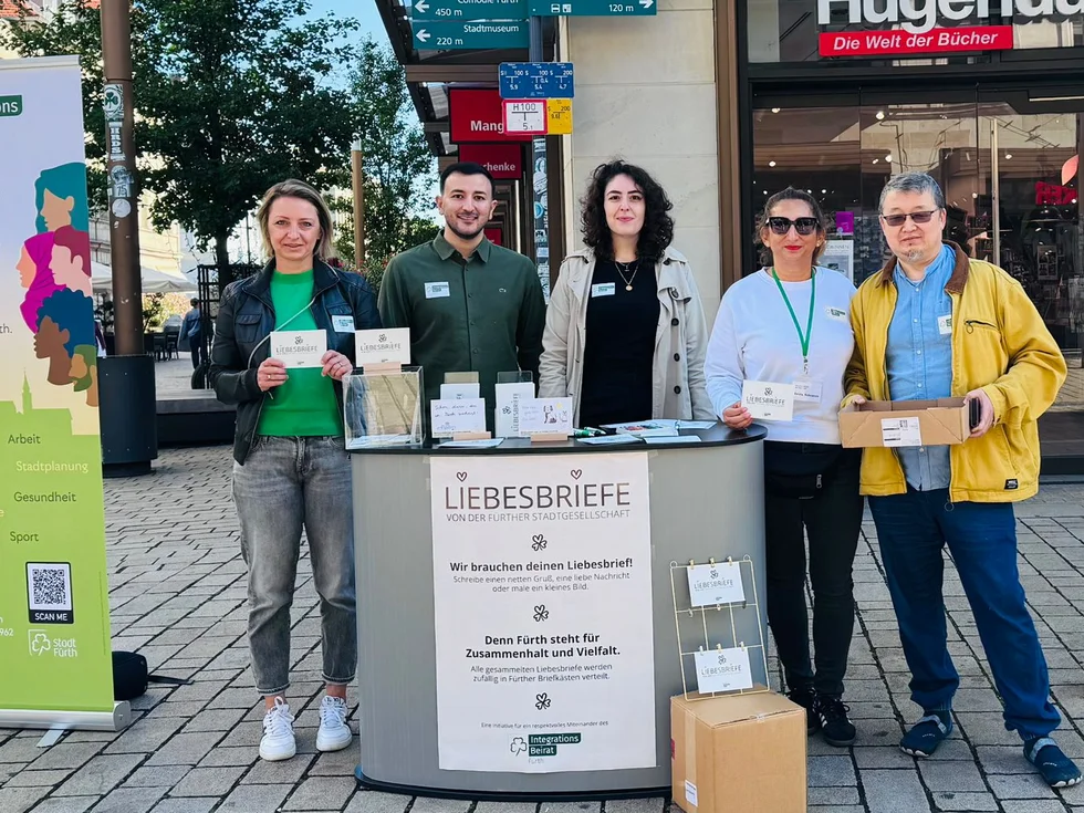 Mitglieder des Integrationsbeirates in der Innenstadt am Stand zur Liebesbriefaktion. 