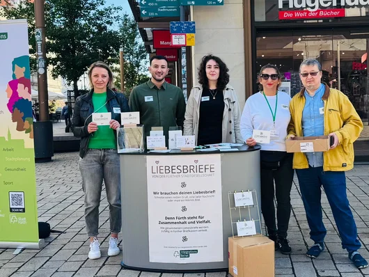 Mitglieder des Integrationsbeirates in der Innenstadt am Stand zur Liebesbriefaktion. Klick öffnet die Meldung.