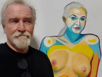 Der Künstler Richard Bartsch im Atelier vor einem Aktgemälde