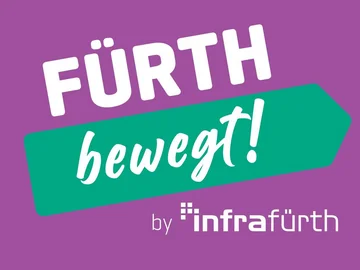 Schriftzug 'FÜRTH bewegt!' in weiß auf grünem Pfeil vor lila Hintergrund