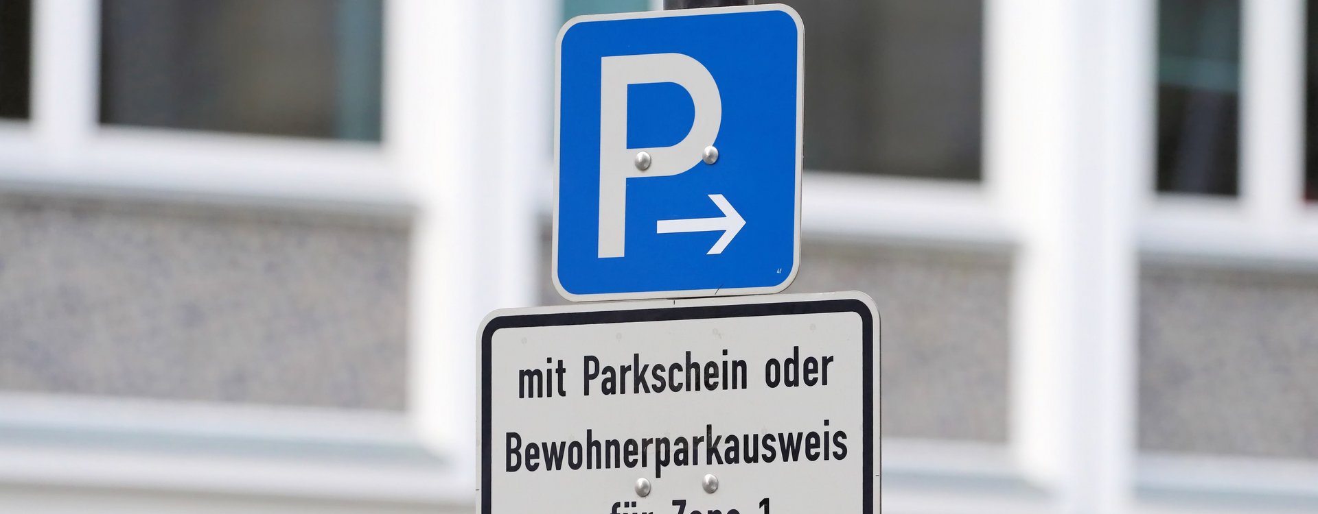 Bewohnerparken Schild mit der Aufschrift Bewohnerparken und Pfeil