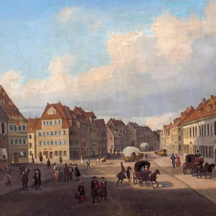 Historische Stadtansicht der Unteren Königstraße mit mehreren mehrstöckigen Fachwerkhäusern, Menschen und Pferdekutschen auf einem breiten Platz unter blauem Himmel mit Wolken.
