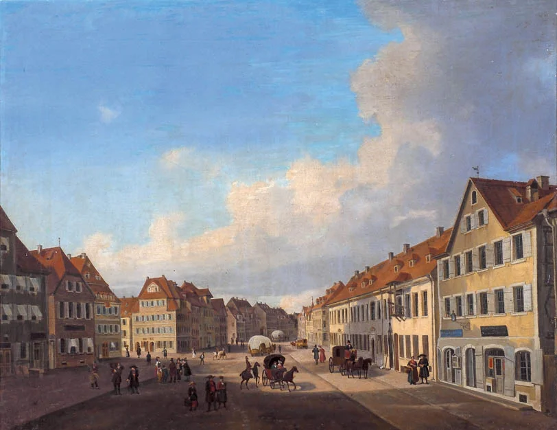 Historische Stadtansicht der Unteren Königstraße mit mehreren mehrstöckigen Fachwerkhäusern, Menschen und Pferdekutschen auf einem breiten Platz unter blauem Himmel mit Wolken.