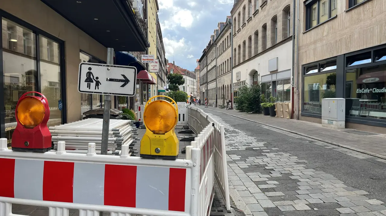 Moststraße vor der Neugestaltung mit Absperrungen für die Baustelle