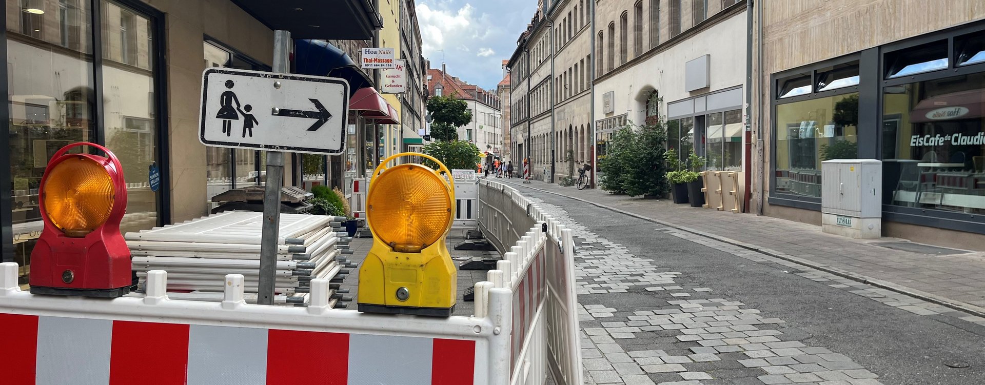 Bauprojekt Moststraße Moststraße vor der Neugestaltung mit Absperrungen für die Baustelle