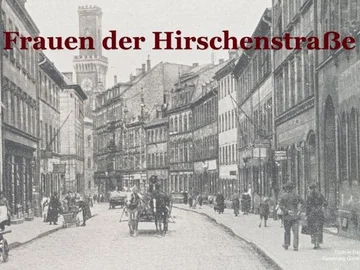 Schwarz-weiße historische Straßenansicht mit mehreren Personen und Pferdekutsche unter dem Schriftzug 'Frauen der Hirschenstraße'.