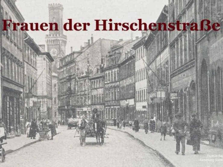 Schwarz-weiße historische Straßenansicht mit mehreren Personen und Pferdekutsche unter dem Schriftzug 'Frauen der Hirschenstraße'.