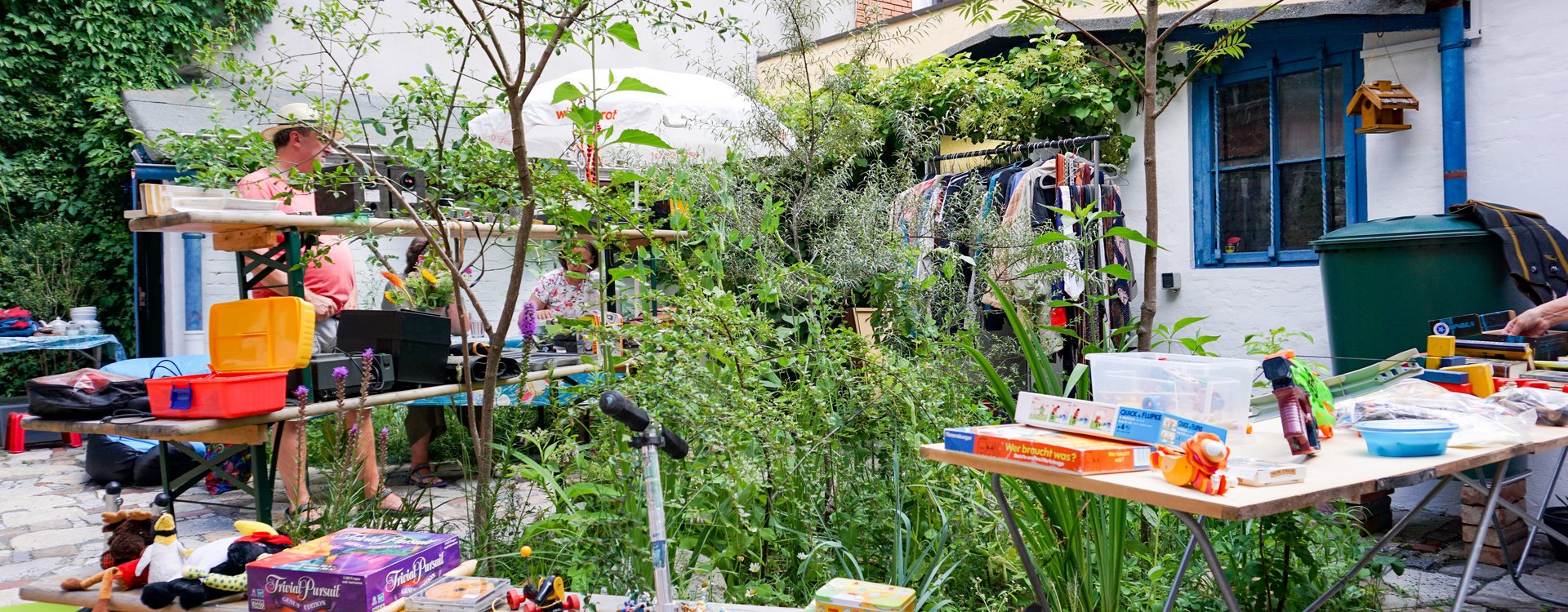 Hofflohmarkt in der Marienstraße Foto eines Hofs in der marienstraße während des Hofflohmarkts mit einem Stand und Pflanzen