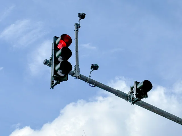 Ampelanlage mit Kamera, die im Moment der Aufnahme rot zeigt. Klick öffnet die Meldung.