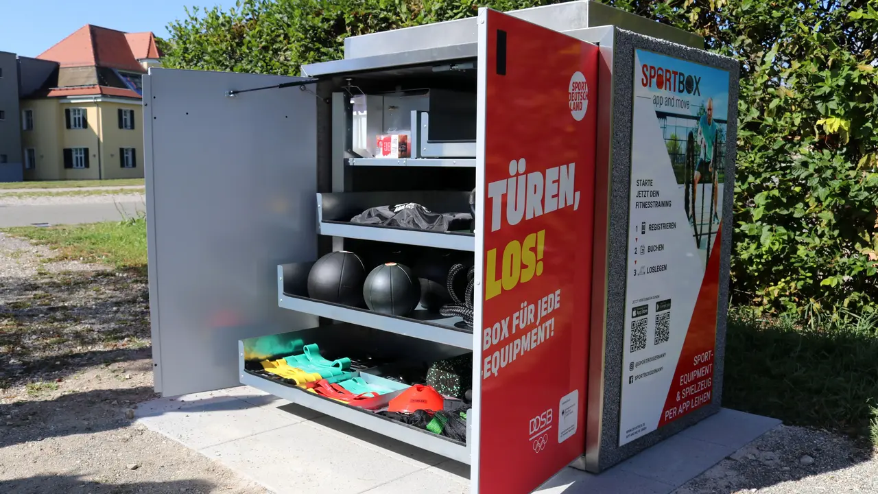 Sportbox im Südstadtpark Geöffnete Sportbox mit verschiedenen Sportgeräten im Südstadtpark
