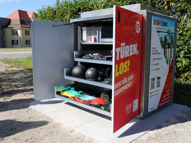 Geöffnete Sportbox mit verschiedenen Sportgeräten im Südstadtpark