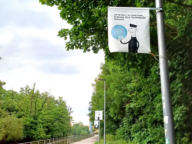 Zeichnungen an Laternenmasten