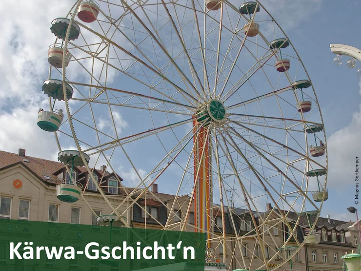 Riesenrad der Fürther Michaeliskirchweih auf der Fürther Freiheit, davor der Schriftzug "Kärwa-Gschicht'n".