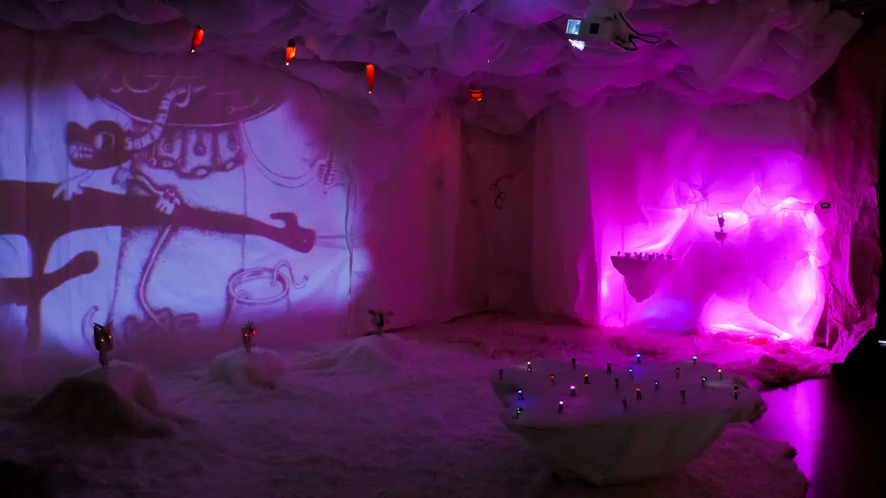Kultur Lokal Fürth Karla Kracht Violett illuminierte Installation einer vorzeitlichen Höhle