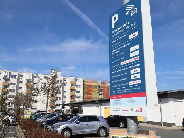 Erklärtafel mit Infos zu den Preisen auf einem Supermarktparkplatz. Klick öffnet die Meldung.