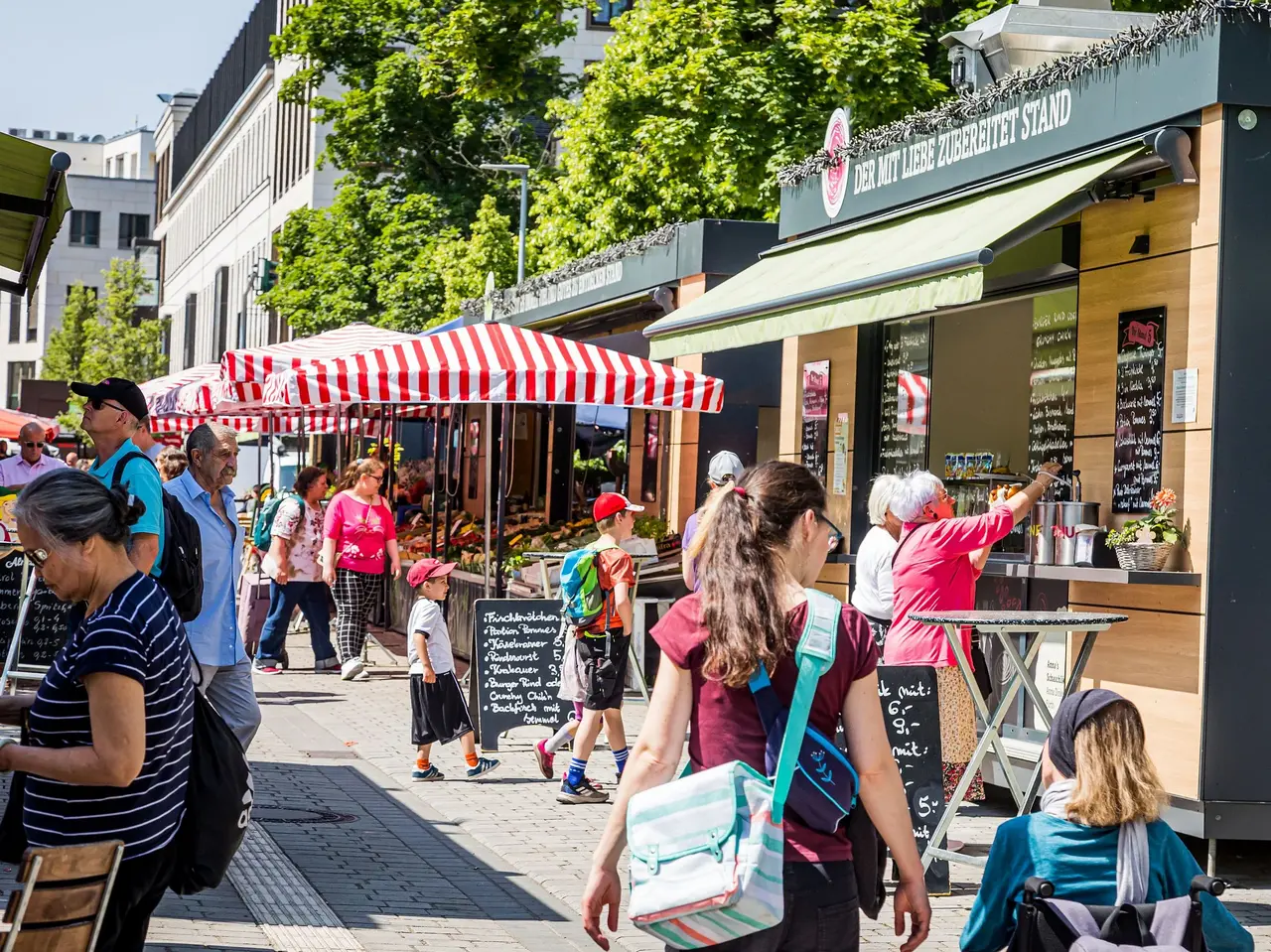 Fürther Markt Blick in den sommerlichen Markt an der Fürther Freiheit
