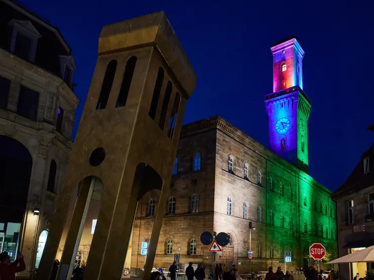 Bunt beleuchtetes Rathaus. Klick führt zu den Veranstaltungsdetails.